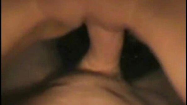 ເຈາະຫົວນົມ chick fucked ໃນ pussy ສີດໍາຂອງນາງ slick