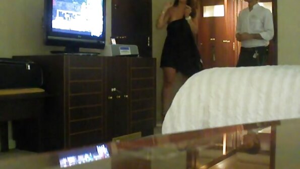 MILF tanned ຊັກຈູງລູກລ້ຽງທີ່ໄຮ້ດຽງສາໃຫ້ກາຍເປັນສາມຄົນທີ່ມີຕາຢ້ານ